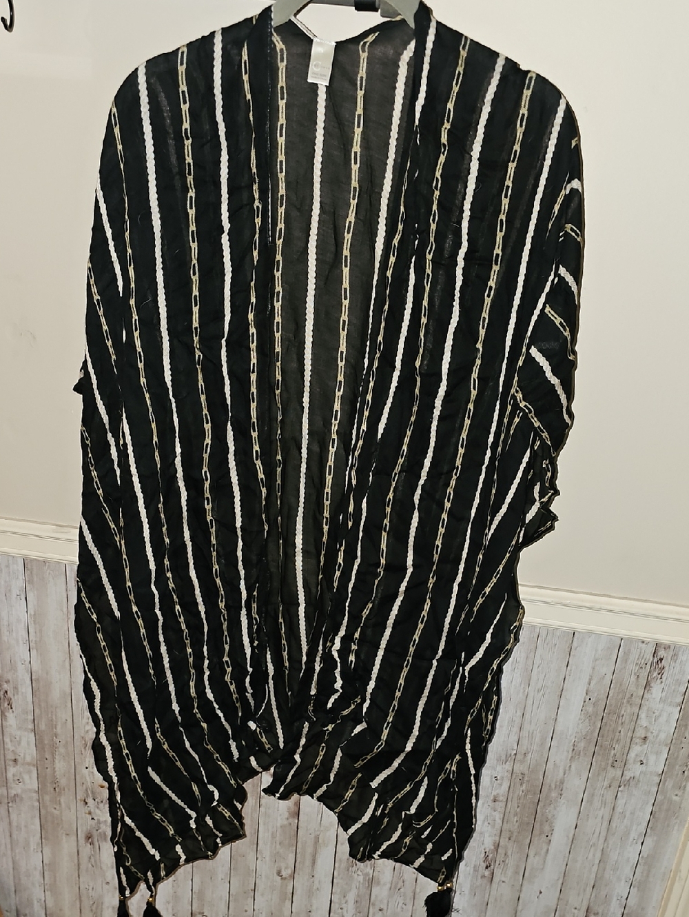 K3🔹️Black Striped Lightweight Kimono with Gold Chain Detail Print